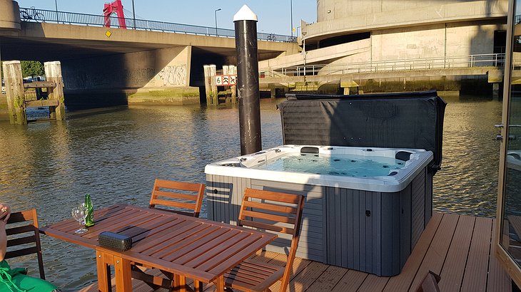 Wikkelboat Outdoor Jacuzzi On The River