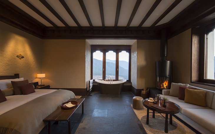 Gangtey Lodge Bathtub With Panoramic Windows