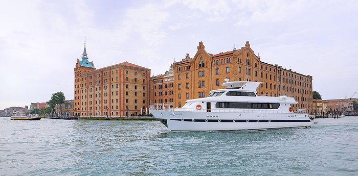 Sarah Cruise Venezia - Floating Through Venice On A Luxury Yacht