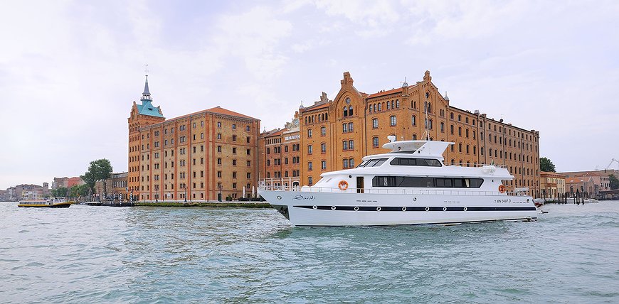 Sarah Cruise Venezia - Floating Through Venice On A Luxury Yacht