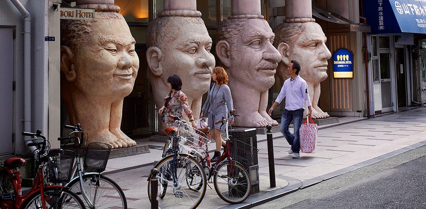 Dotonbori Hotel Osaka - Giant Welcoming Sculptures