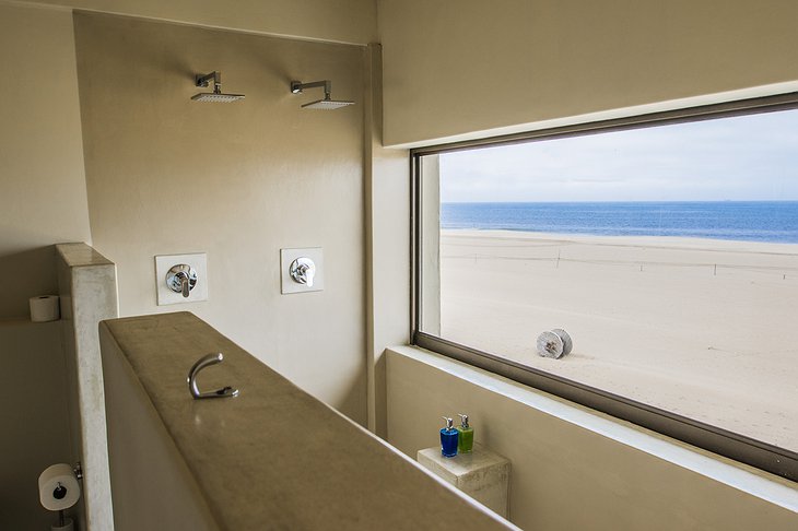 Pelican Point Lodge bathroom