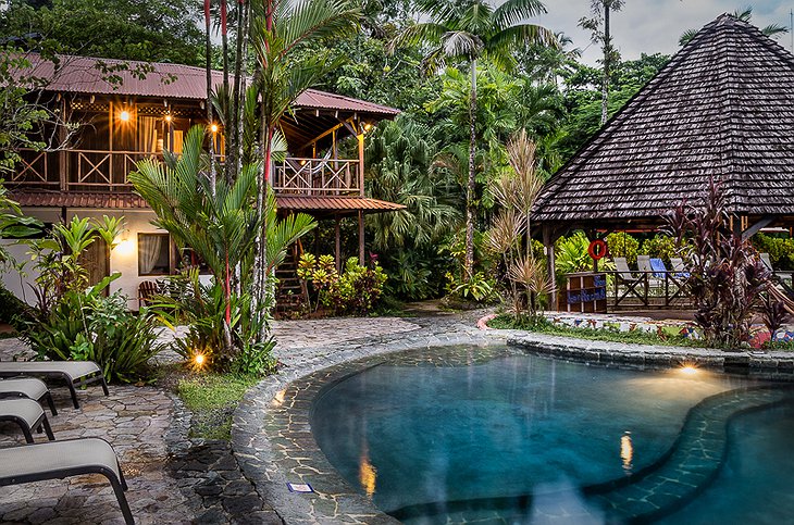 Tortuga Lodge with pool