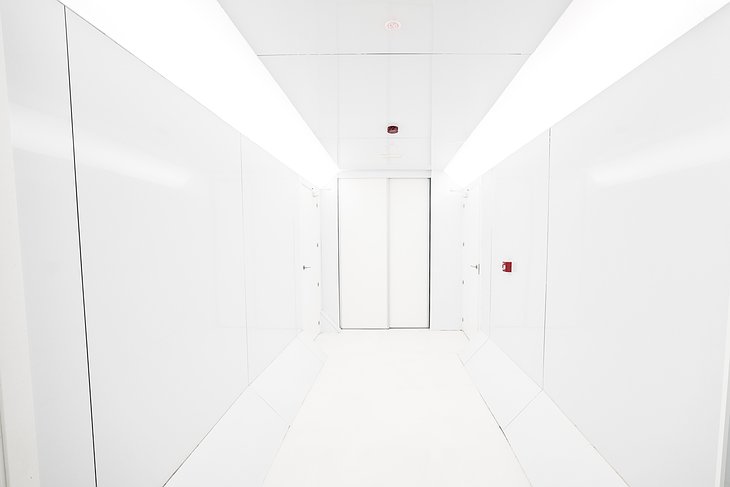 Optimi Rooms White Corridor