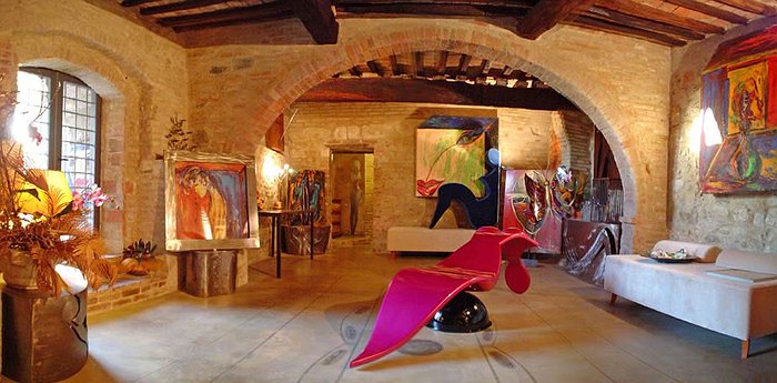 Relais Residenza D'Arte - Vibrant Artworks In A 14th Century Villa