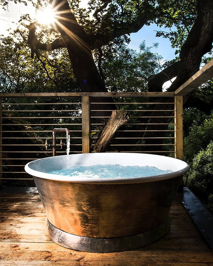 The Woodman's Treehouse Outdoor Bathtub