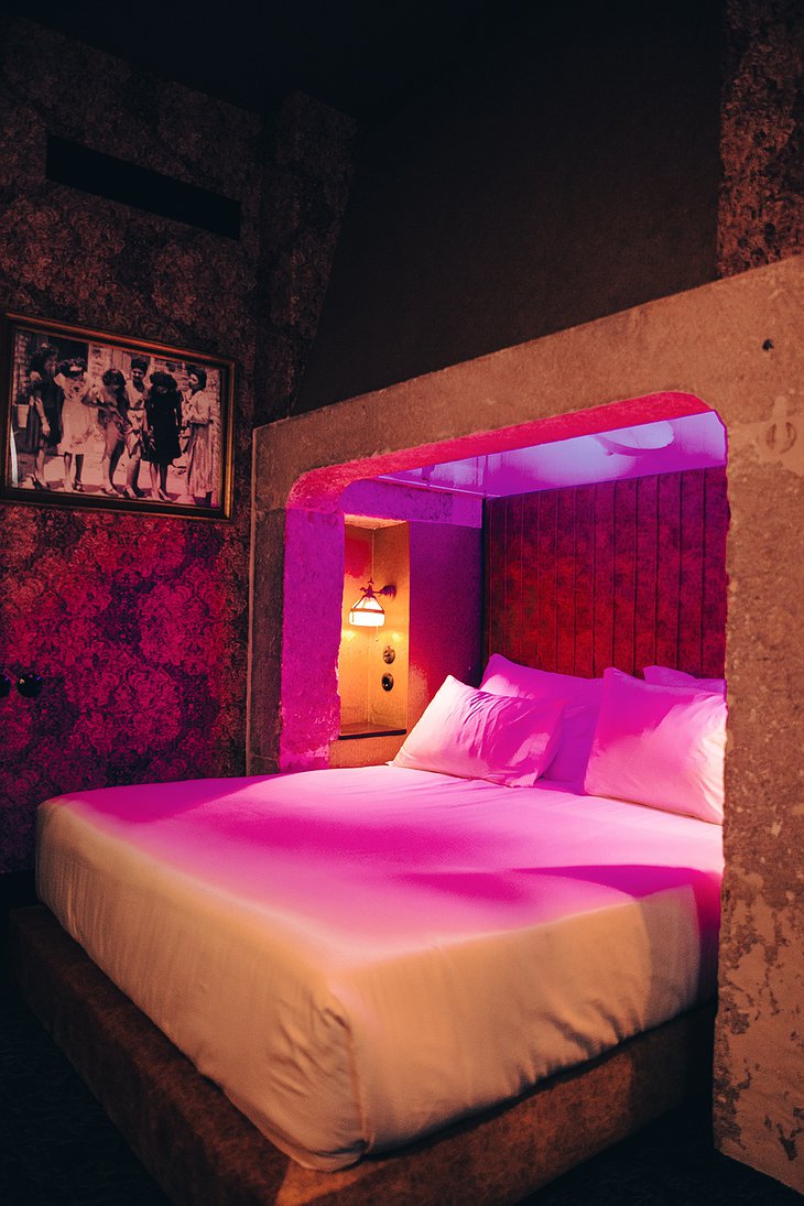 Pensão Amor Madam's Lodge Secret Room With Pink Lights