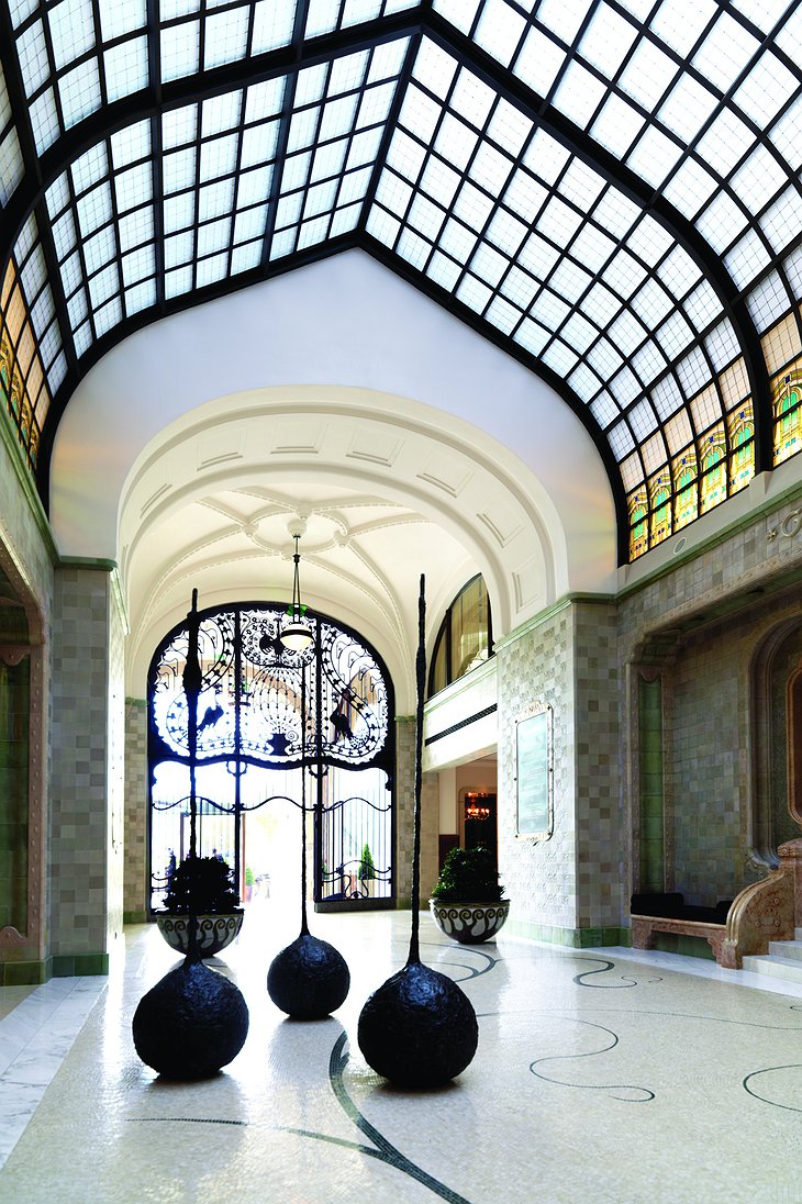 Four Seasons Hotel Gresham Palace entrance lobby