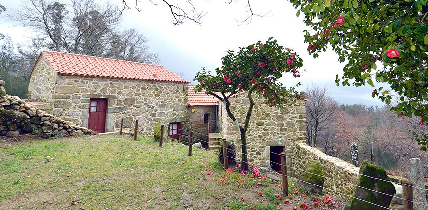 Traços d’Outrora - Rustic Stone Houses In The Portuguese Countryside