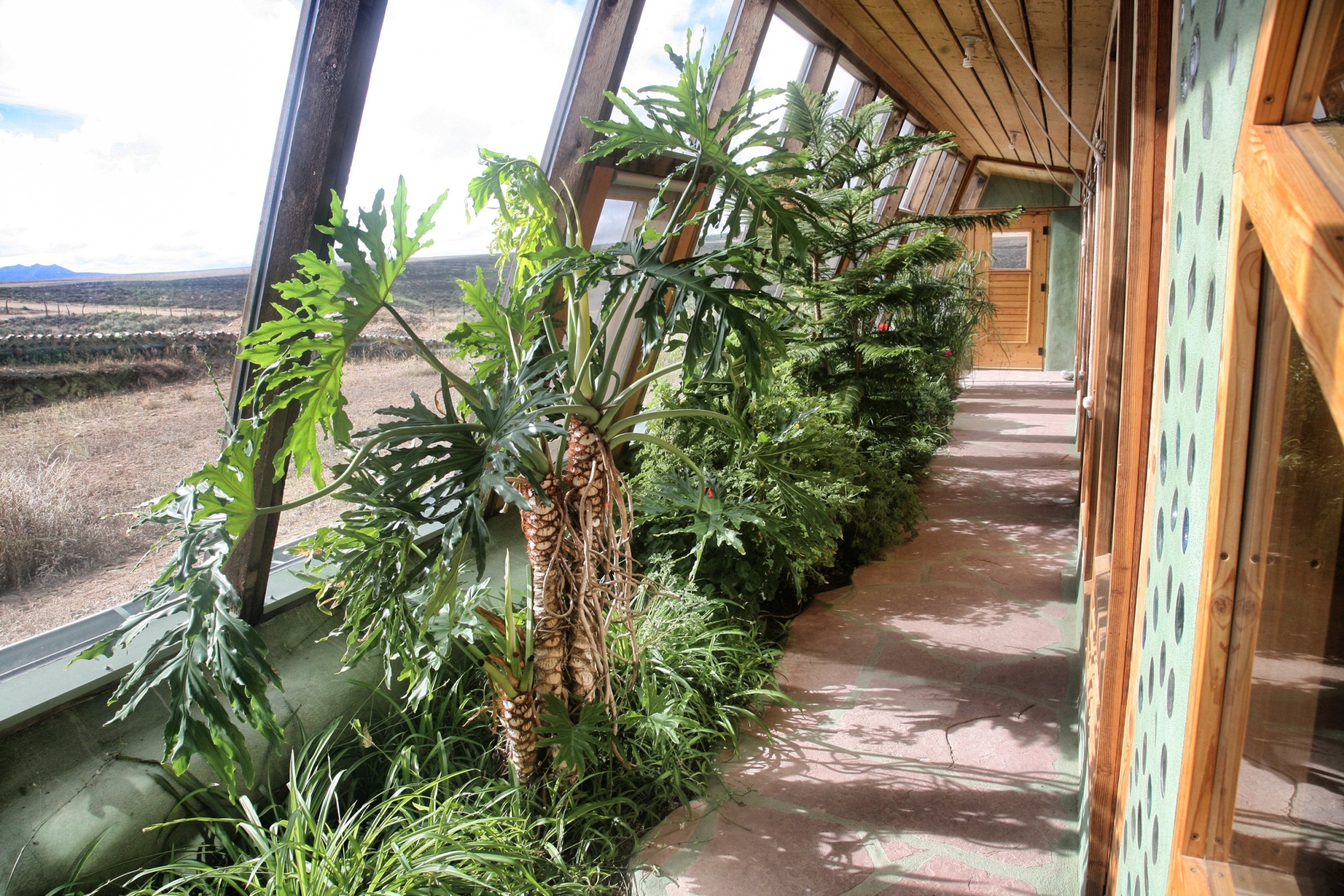  Earthship  A new sustainable way of life