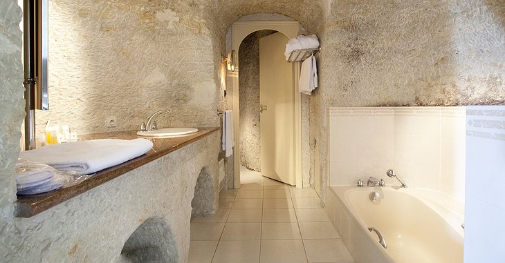 Les Hautes Roches bathroom