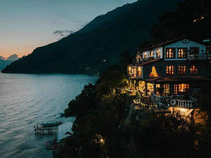 Hotel La Casa del Mundo At Night