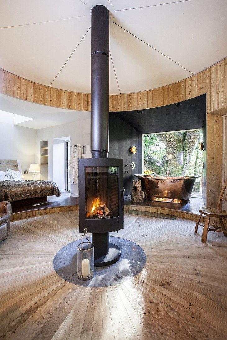 The Woodman's Treehouse fireplace in the livingroom