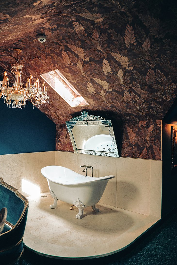 Pensão Amor Madam's Lodge World's Pearls Bathroom With Vintage Bathtub