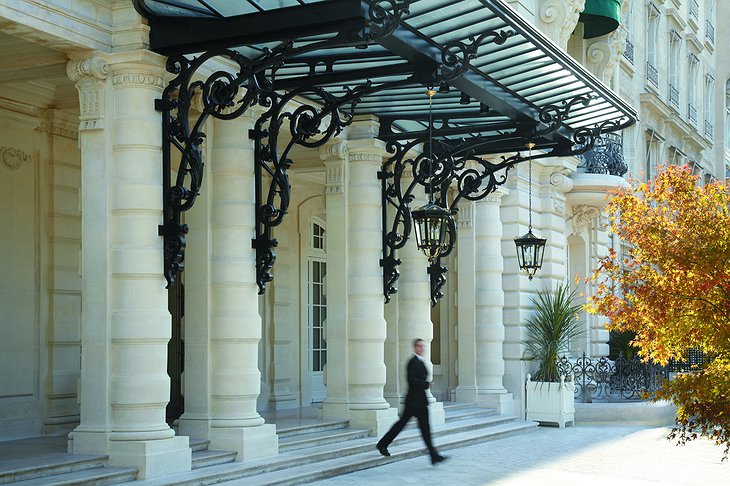 Shangri-La Hotel Paris entrance