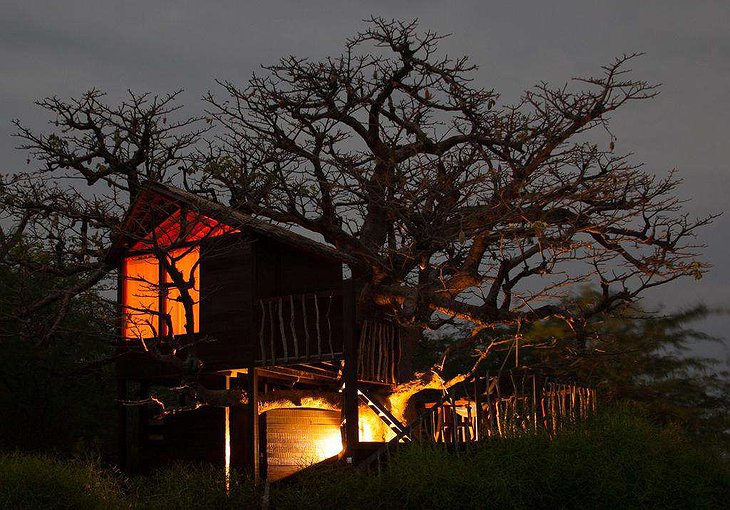 Les Collines De Niassam hut at night