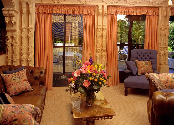 Thorngrove Manor Hotel living room with view on terrace