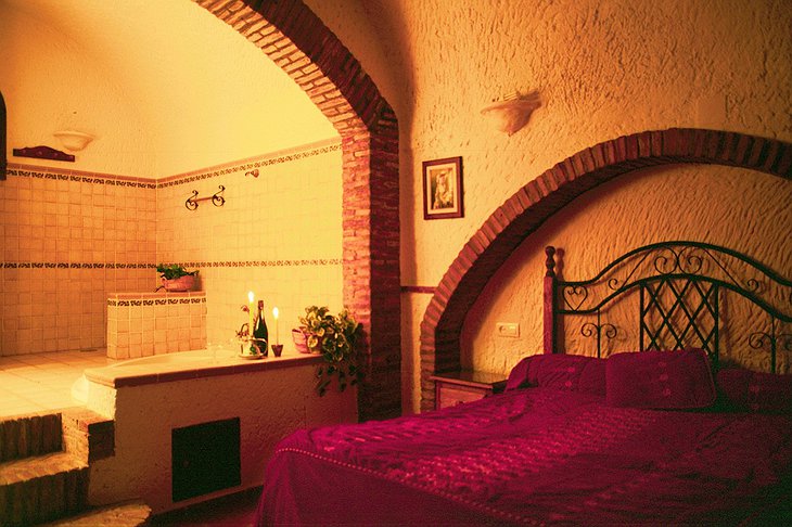 Cuevas Pedro Antonio de Alarcón bedroom with jacuzzi