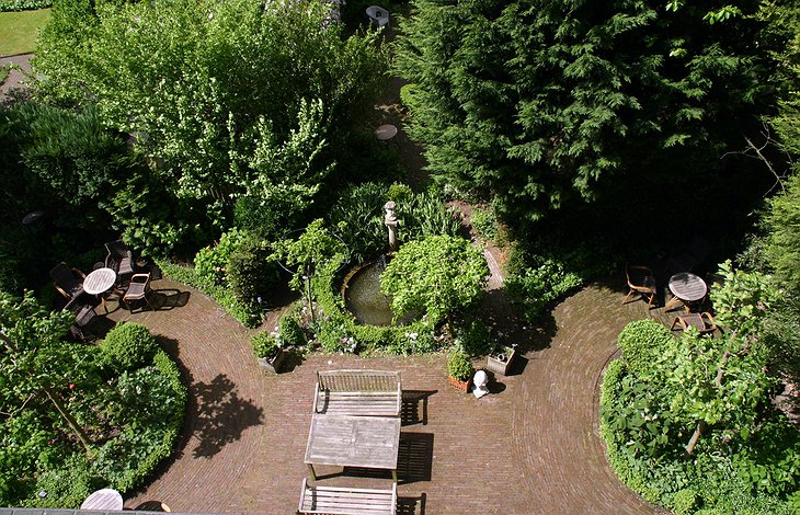 Hotel de Filosoof garden from above