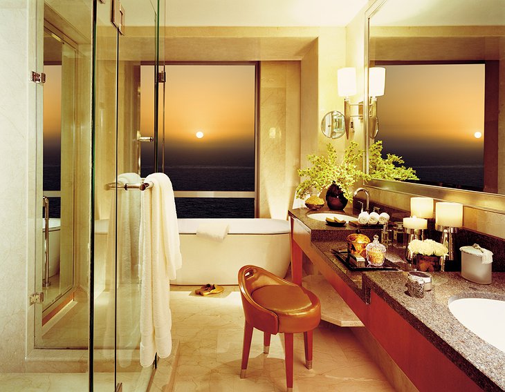 Four Seasons Hotel Mumbai bathroom