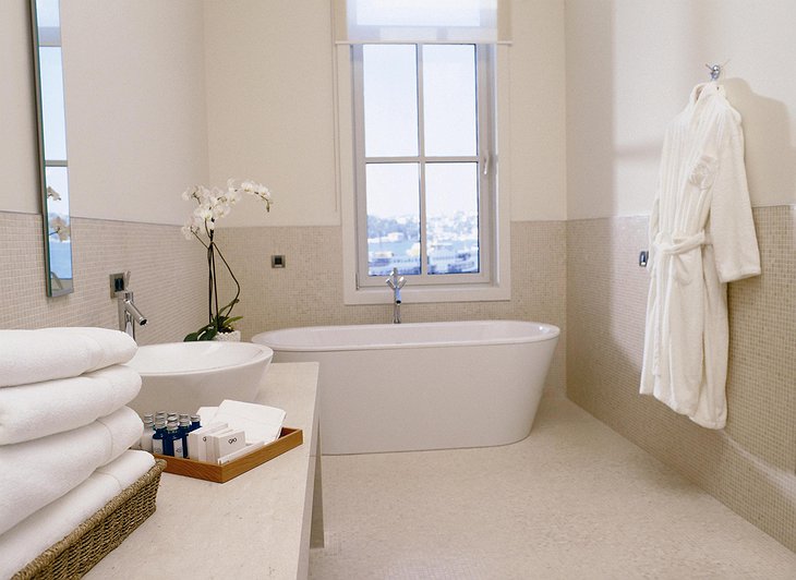 Ajia Hotel bathroom