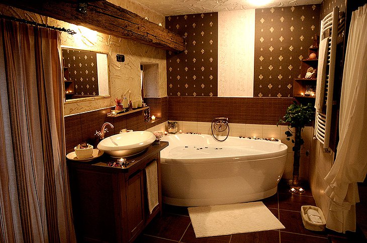 Manor House bathroom