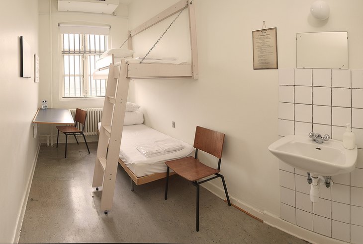 SleepIn Fængslet jail room with bunk beds