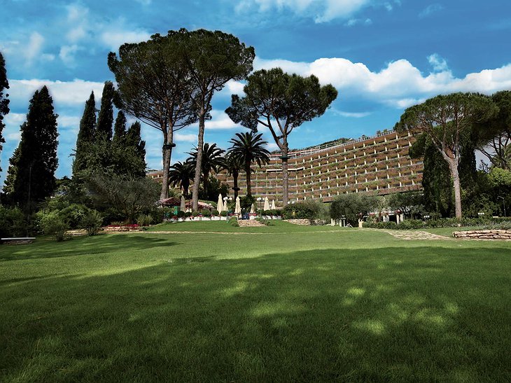 Rome Cavalieri green exterior