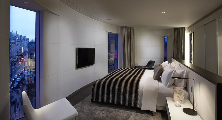 ME London hotel passion suite