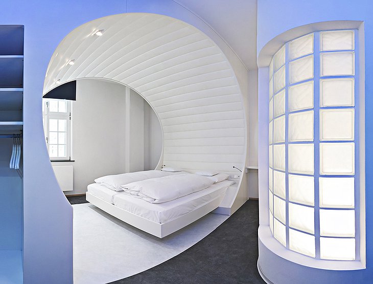 V8 Hotel white design room