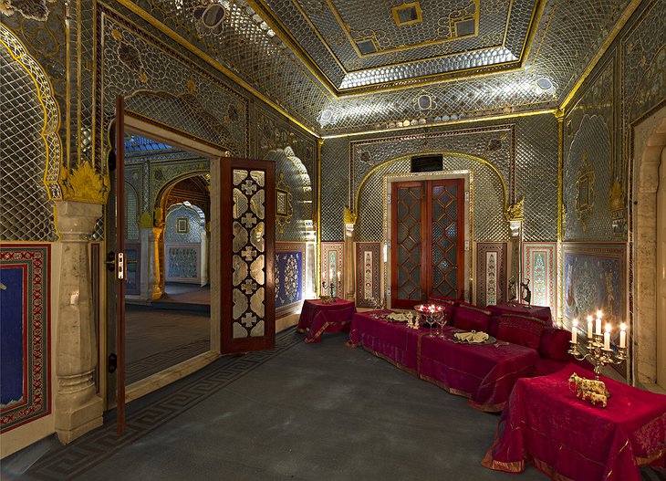 Samode Palace decorated room
