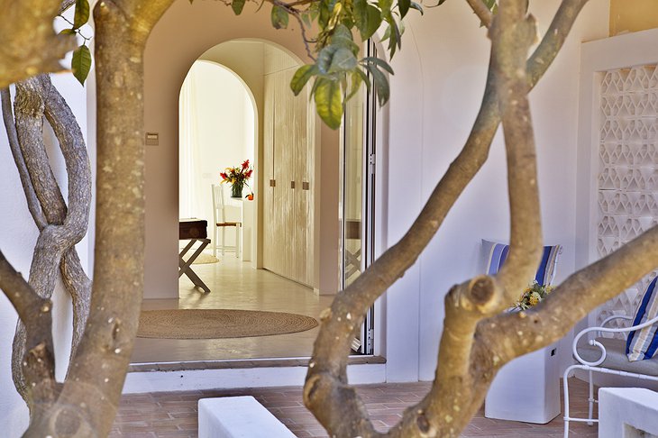 Vila Monte superior suite entrance with tree