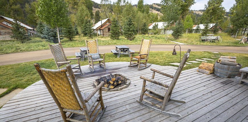 The Ranch At Rock Creek - Cowboy Life In A Pristine Valley Of Montana