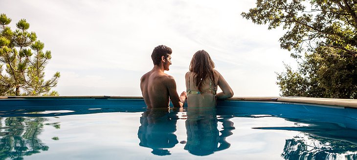 Traços d’Outrora swimming pool with a young couple