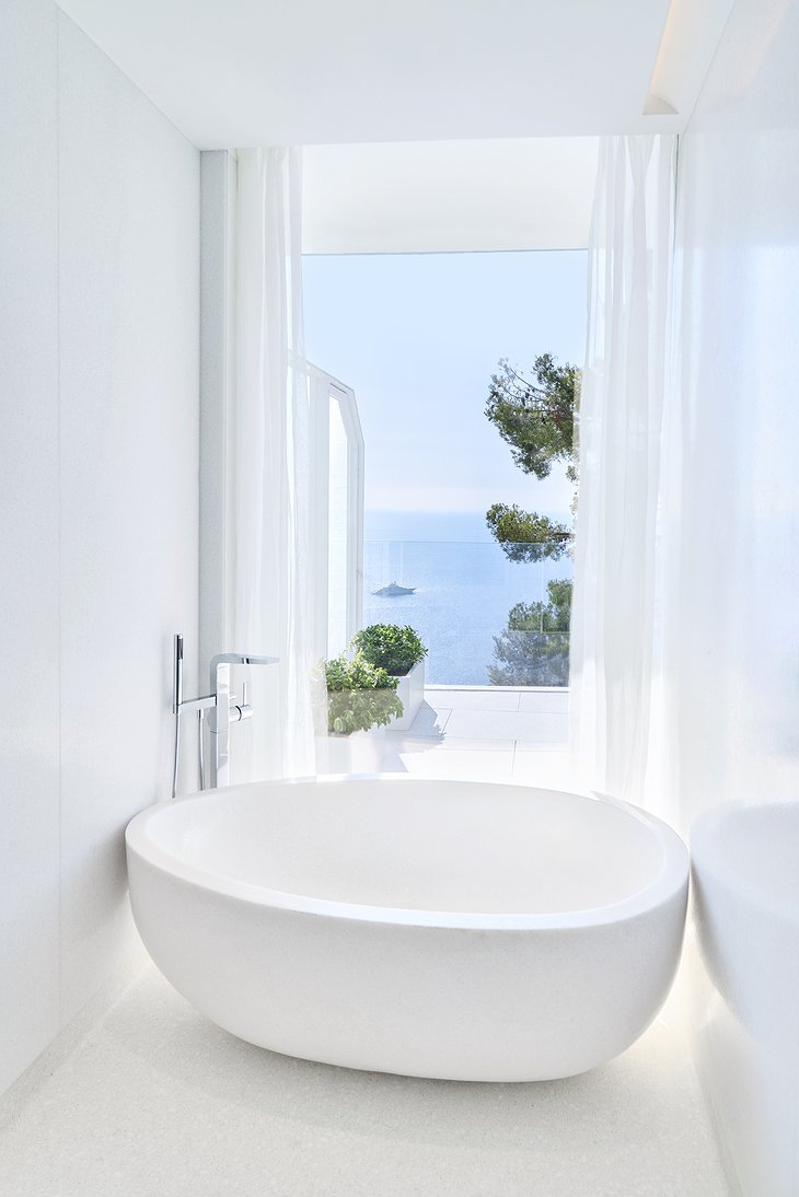 The Maybourne Riviera - Corniche Room Bathroom Overlooking The Mediterranean Sea