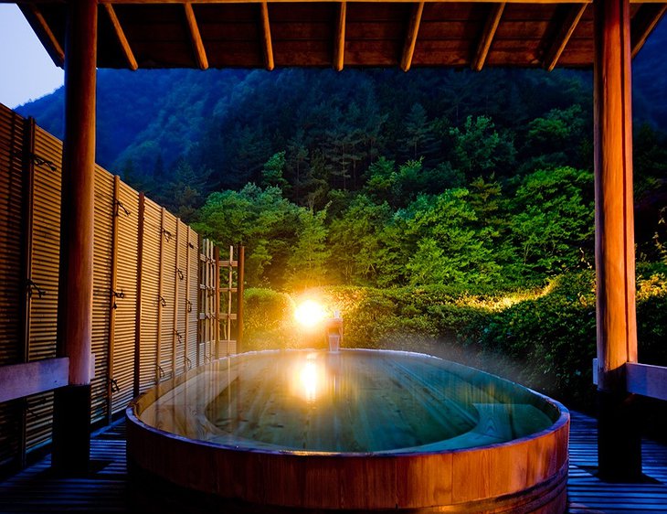 Nishiyama Onsen Keiunkan outdoor hot tub with mountain views