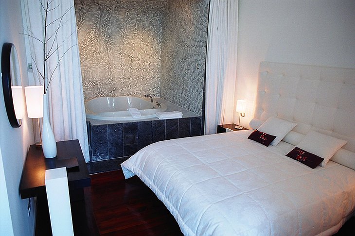 Farol Design Hotel room with bath