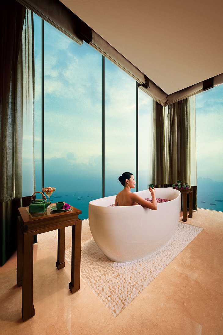 Relaxation bath with sea view