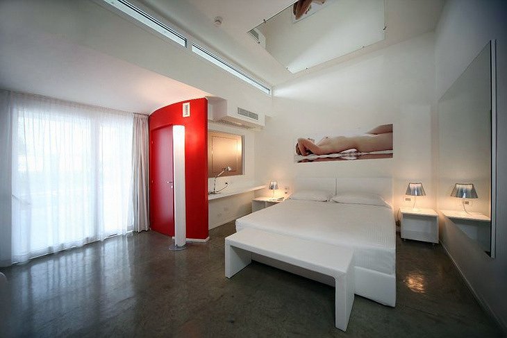 MO.OM Hotel room with artistic nude photo