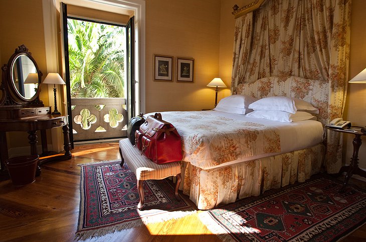 Albatroz Seafront Hotel room with view on palm tree