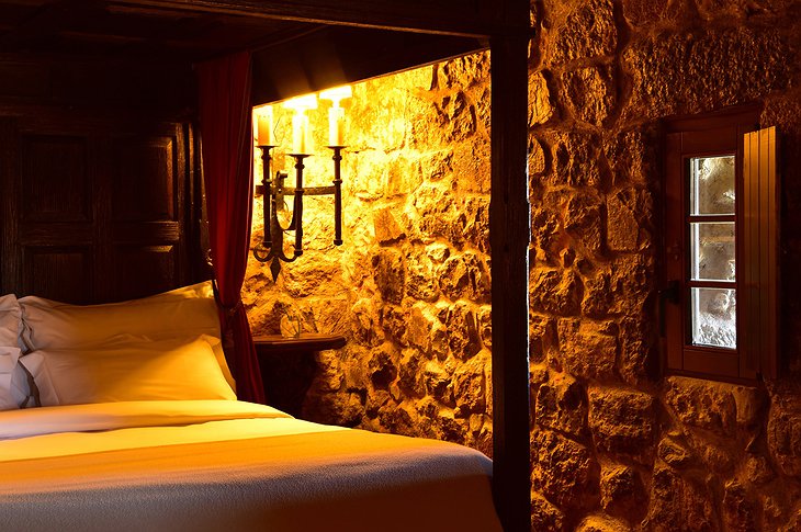 Pousada Castelo de Obidos hotel bed