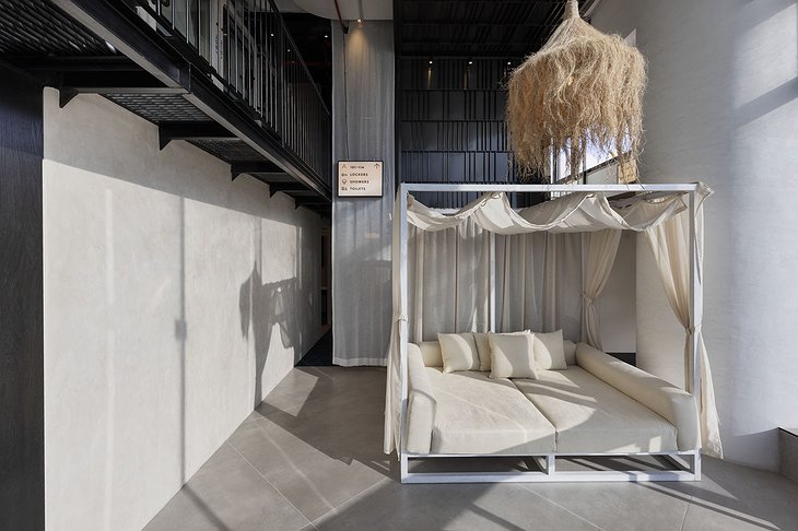 O Pod Hotel Meditteranean-style sunbathing lounger