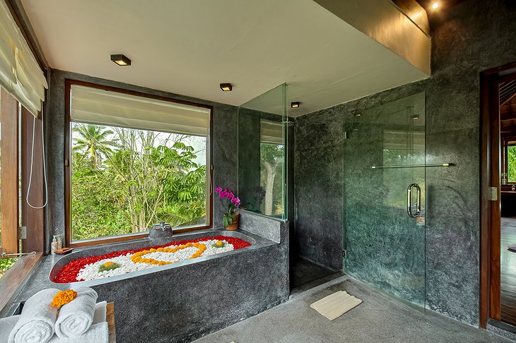 Villa Atas Awan Norwell's Villa Bathroom