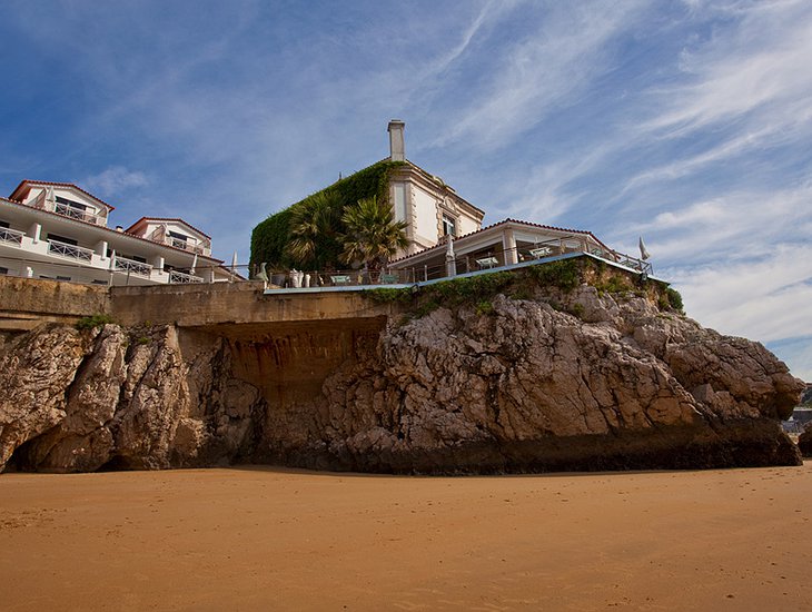 Albatroz Seafront Hotel from the sandy beach