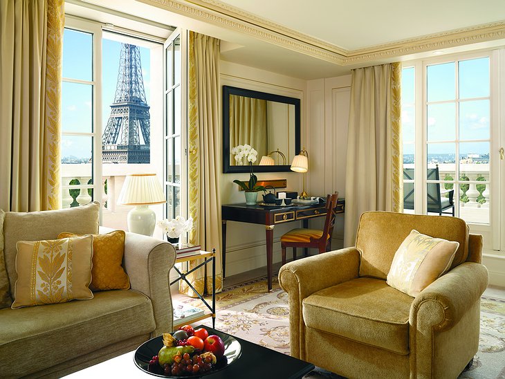 Shangri-La Hotel Paris room