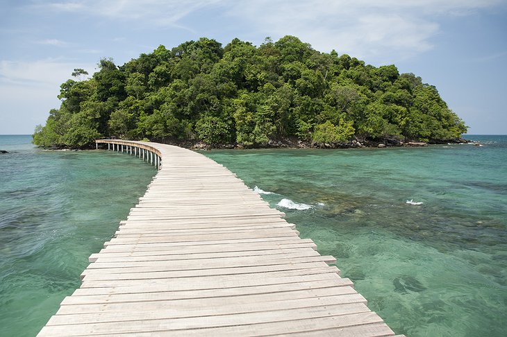 The bridge to Koh Bong (other island at Song Saa)