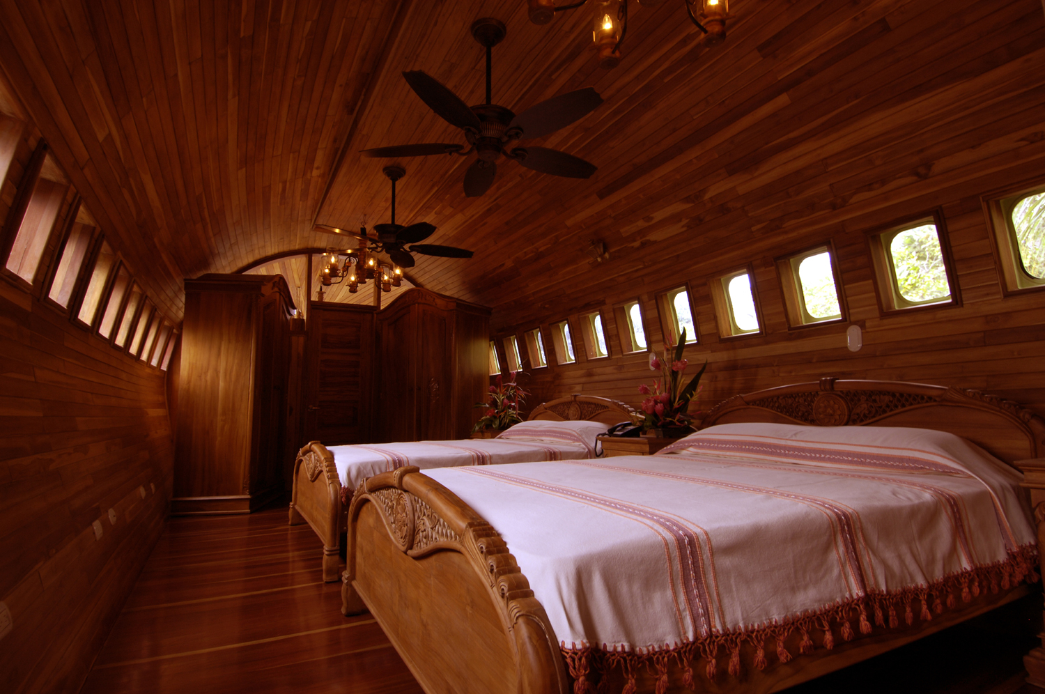 727 Fuselage Home - Luxury Suite In A Boeing