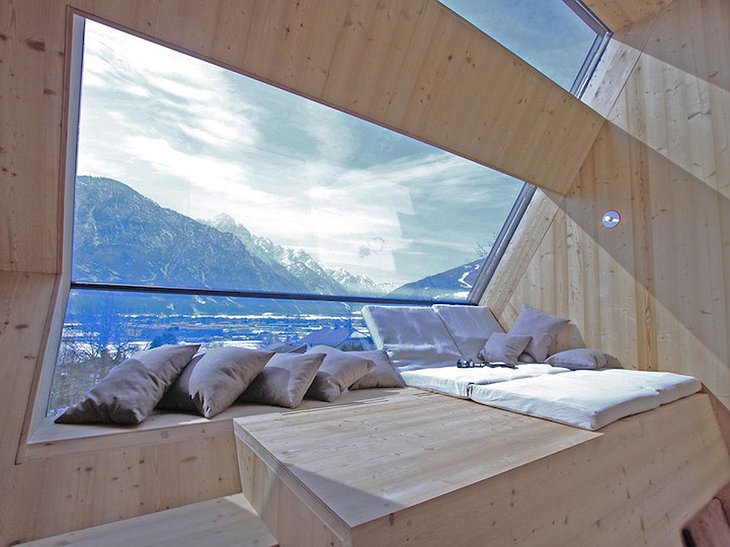 Ufogel living room with large glass windows and a place to chill