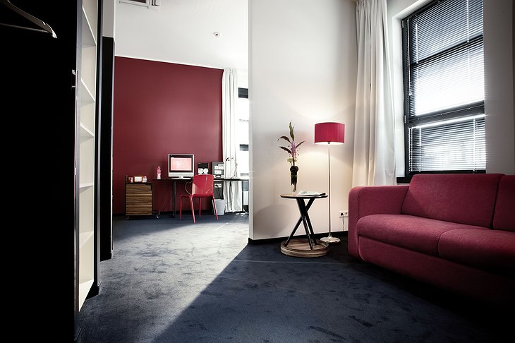 25 Hours Hotel Number One room with computer