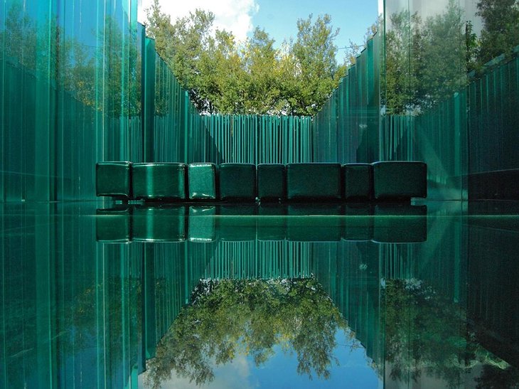 Les Cols Pavellons Minimalist Glass Room Design